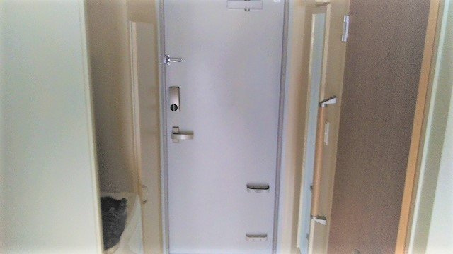 クレイノ沙羅の玄関