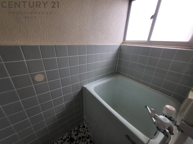 浴室に窓があり換気も楽々♪