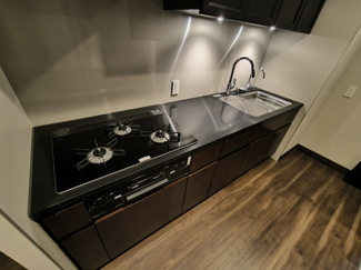 【キッチン】 | グラングリーン大阪THE NORTH RESIDENCE | ※掲載画像の一部はAIによるホームステージングイメージです。実際には家具・家電は設置されておりません。その他、床・キッチン・洗面台・建具の色、室内のタイプなどのお気軽にお問い合わせ下さい。