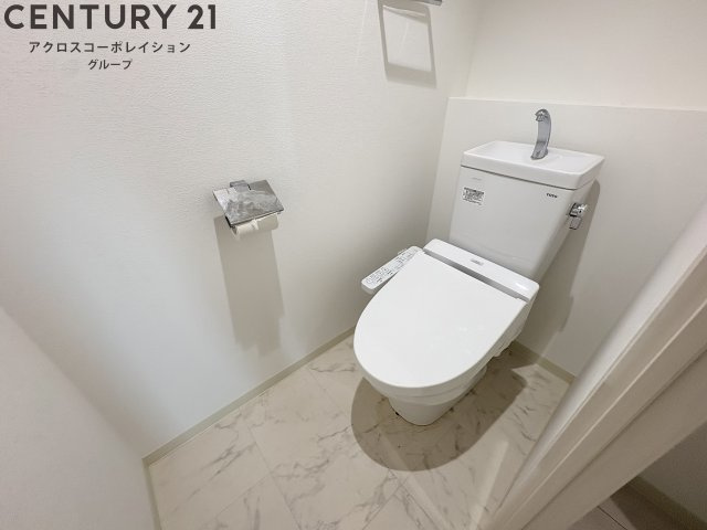 温水洗浄便座付きのトイレです♪