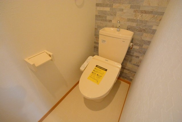 温水洗浄便座付きのトイレです☆