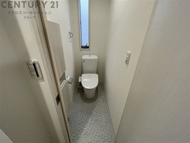トイレにも窓あり♪