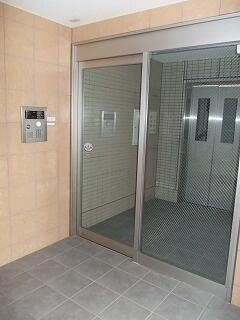 スプリームサカイのエントランス