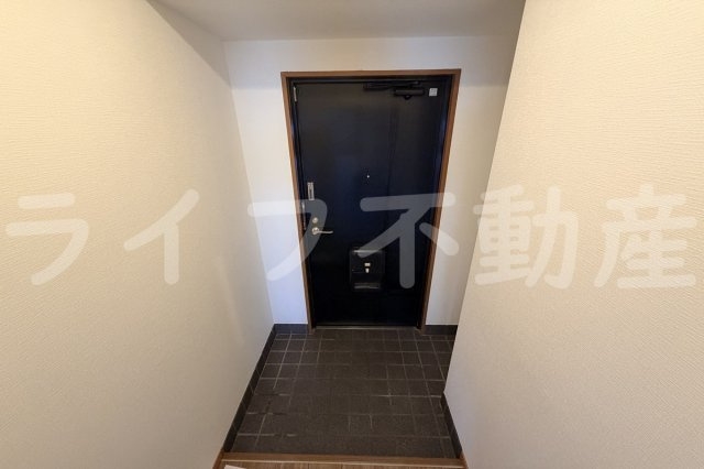 エイチ・ツー・オー高井田Ⅱビルの玄関