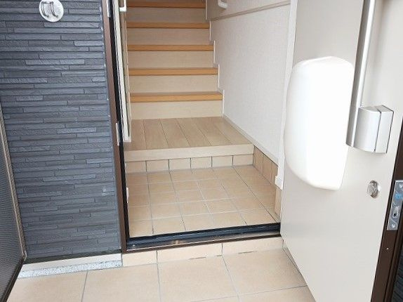 エスポワール高畑の玄関