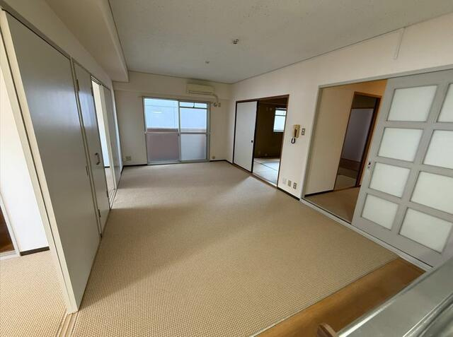 日商岩井三宮マンションの居間・リビング