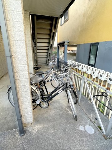 メゾングリーンのその他共用部分|★階段下駐輪場★