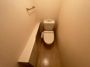 温水洗浄便座付きのトイレです♪
