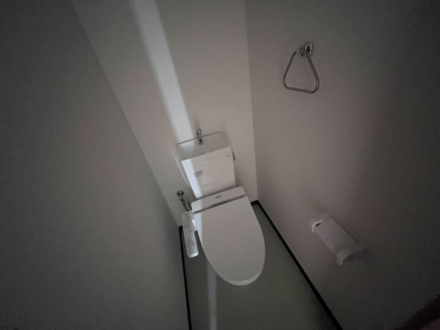 温水洗浄便座付きのトイレです♪