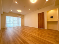 【居間・リビング】 | ペルル奈良屋 | 16畳超えの広々LDKは、家具の配置がしやすい縦長レイアウト。カウンターキッチンを中心に、ダイニングやソファをゆったり設置できます。