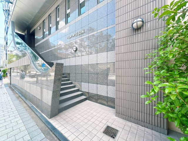 【その他】 | ペルル奈良屋 | 博多小学校が徒歩約2分、博多中学校も徒歩圏内。さらに「原三信病院」などの医療機関や各種金融機関も身近に揃っています。