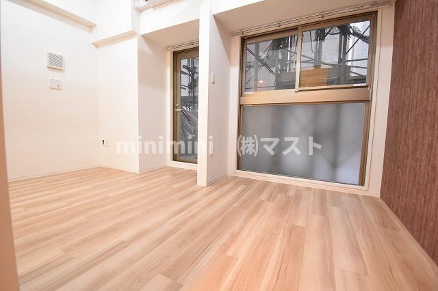 セレニテ堺筋本町リアンの洋室