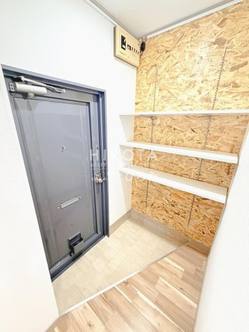 目貫ビルの玄関