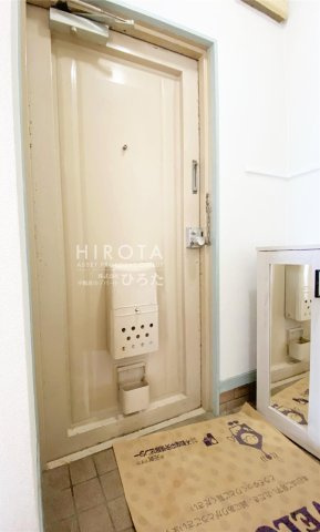 目貫ビルの玄関