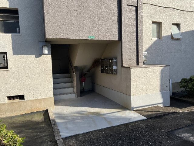 富野サンコーポ101号室のエントランス