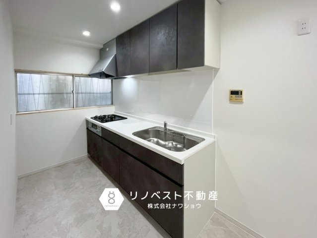 東大阪市花園西町1丁目のキッチン|リフォームで新調されたシステムキッチン。
キッチン横に窓が換気も十分にできます！