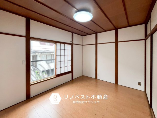 東大阪市花園西町1丁目の洋室|バルコニーに面しており日当たりの良い洋室。
洋室でありながら和を感じられる空間です♪