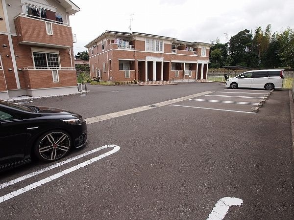 グランディールⅡ番館の駐車場