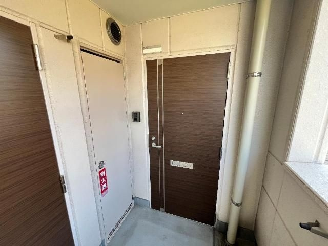 サン・フローラ　三郎丸の玄関
