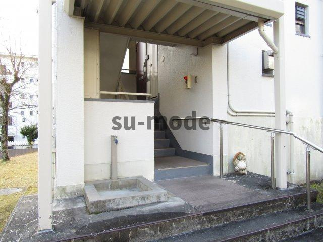 若山台住宅23号棟のエントランス