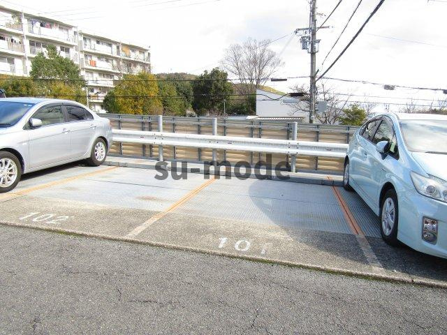 若山台住宅23号棟の駐車場