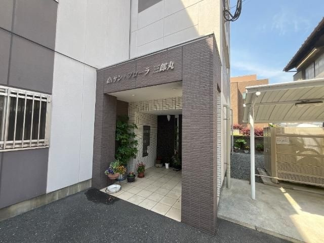 サン・フローラ　三郎丸のエントランス