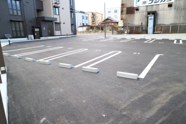 メゾンドソルテA棟の駐車場