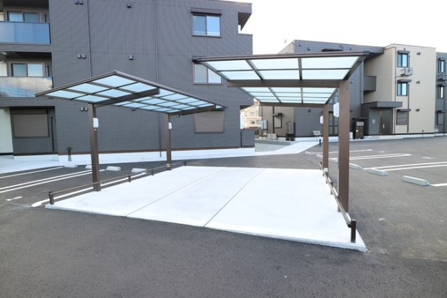 メゾンドソルテA棟の駐車場