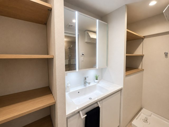 労住まきのハイツ一号棟の独立洗面台
