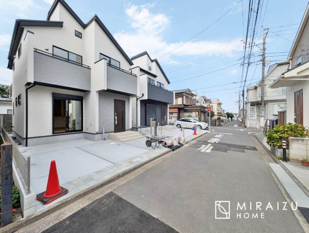 【外観】 | 青く澄み渡った綺麗な空と、陽の光をたっぷりと受ける、そんな新築住宅で新生活をスタートしてみませんか？見学・ご相談等、ミライズホーム(株)までお気軽にご連絡下さい。
