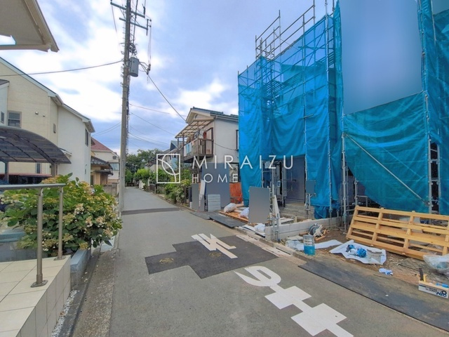 【居間・リビング】 | 大きな窓が特徴の南向きリビングでは、太陽光も沢山取り込むことが出来てお家の中にいても日光浴が可能ですね、開放的な空間です。インテリア選びも楽しそう、ご家族様で相談しながらインテリア配置も楽しみたいです