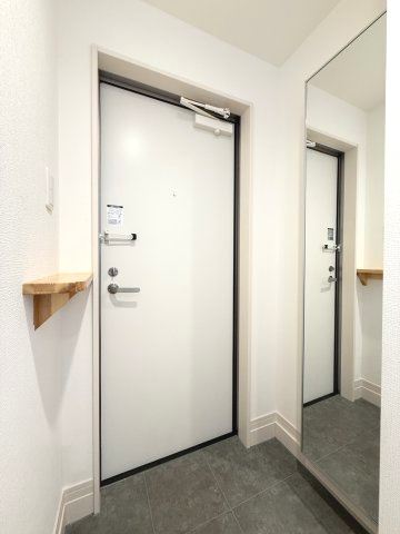 ウィンクルム・CRESTの玄関|シューズボックスに鏡がついています