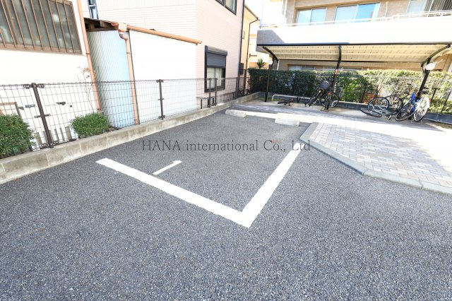メゾン鵠沼の駐車場