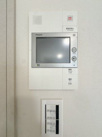【防犯設備】 | ライオンズマンション久留米プラザ3番館☆仲介手数料無料☆ | 来訪者の顔をモニターで確認できるTVモニター付きインターホン。知らない訪問者にも落ち着いて対応でき、安心・安全な暮らしをサポートします。