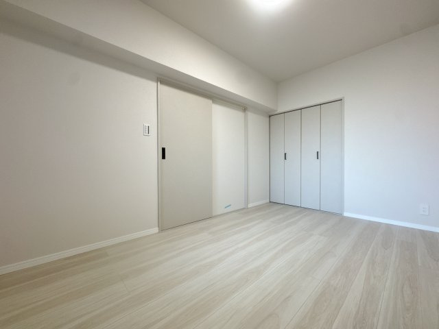 【洋室】 | ライオンズマンション久留米プラザ3番館☆仲介手数料無料☆ | 5.7畳の洋室にはクローゼットを完備。入口に引き戸を採用することで、扉の開閉によるデッドスペースを抑え、家具を自由にレイアウトしやすい空間です。