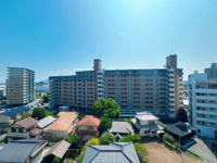 【展望】 | ライオンズマンション久留米プラザ3番館☆仲介手数料無料☆ | 眼下に近隣の戸建てを望み、その先には広い空が広がる開放的な眺望。南東向きの陽光が差し込む、明るく爽やかな景色を楽しめる住まいです。
