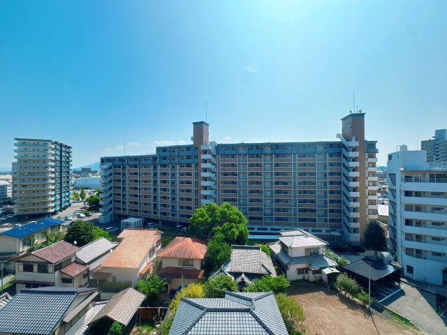 【展望】 | ライオンズマンション久留米プラザ3番館☆仲介手数料無料☆ | 眼下に近隣の戸建てを望み、その先には広い空が広がる開放的な眺望。南東向きの陽光が差し込む、明るく爽やかな景色を楽しめる住まいです。