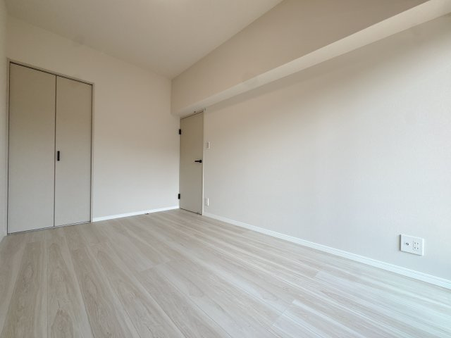【洋室】 | ライオンズマンション久留米プラザ3番館☆仲介手数料無料☆ | 5.7畳の洋室はバルコニーに面しており、自然光が差し込む明るいお部屋。子ども部屋や書斎、趣味のスペースなど、ライフスタイルに合わせて使えます。