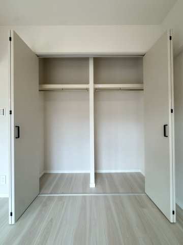 【収納】 | ライオンズマンション久留米プラザ3番館☆仲介手数料無料☆ | クローゼットはハンガーパイプと上部棚付き。衣類を掛けて収納できるほか、棚には布団や季節物などをしまえて、室内をすっきり整理できます。