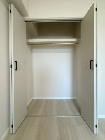 【収納】 | ライオンズマンション久留米プラザ3番館☆仲介手数料無料☆ | クローゼットはハンガーパイプと上部棚付き。衣類を掛けて収納できるほか、棚には布団や季節物などをしまえて、室内をすっきり整理できます。
