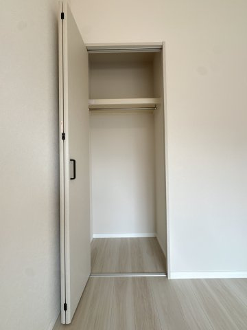 【収納】 | ライオンズマンション久留米プラザ3番館☆仲介手数料無料☆ | 5.7畳洋室に備えた便利なクローゼット。お部屋の荷物をまとめて収納できるため、居室に物が散らかりにくく、すっきり片付いた空間を保てます。