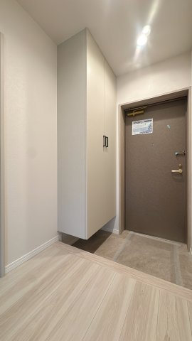 【玄関】 | ライオンズマンション久留米プラザ3番館☆仲介手数料無料☆ | 天井まで届く大容量のシューズクローゼットを玄関に完備。家族分の靴をしっかり収納でき、玄関まわりをすっきりきれいに保てます。