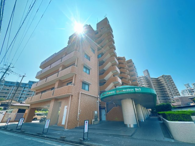 【外観】 | ライオンズマンション久留米プラザ3番館☆仲介手数料無料☆ | 駅まで徒歩圏内の便利な立地に加え、スーパー・コンビニ・薬局などの買い物施設も徒歩圏内に充実。日々の暮らしを快適に支える住環境です。