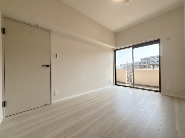 【洋室】 | ライオンズマンション久留米プラザ3番館☆仲介手数料無料☆ | リビング横の5.7畳洋室は、南東向きバルコニーに面した明るく心地よい空間。自然光が差し込み、寝室や子ども部屋など幅広く活用できます。