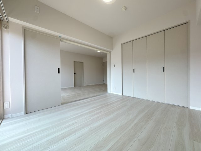 【洋室】 | ライオンズマンション久留米プラザ3番館☆仲介手数料無料☆ | 5.2畳洋室には収納力のあるクローゼットを完備。衣類や小物などをまとめて収納できるため、居室に物が散らかりにくく、すっきりとした空間を保てます。