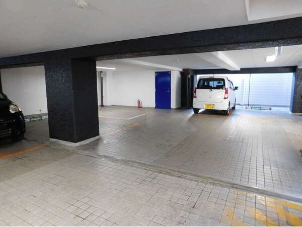 ラフィネ新栄の駐車場