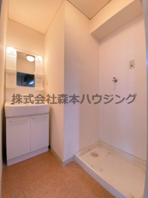 【洗面所】 | 　エステート野崎 | 忙しい朝には欠かせない洗面所です