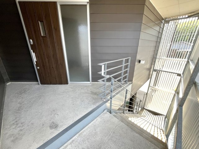 「敷地内同居ができる2棟」高知市長浜　中古一戸建ての玄関|スタイリッシュなエントランス。