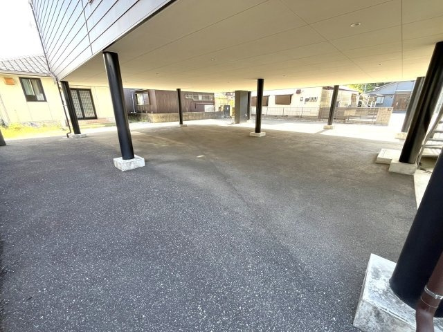 「敷地内同居ができる2棟」高知市長浜　中古一戸建ての駐車場|高床式の家の下は駐車スペース。SUV車もOKな高さ◎