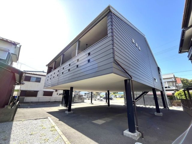 「敷地内同居ができる2棟」高知市長浜　中古一戸建ての外観|スタイリッシュなデザインが目を引く佇まい。